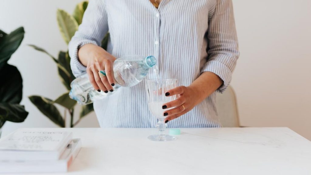 Wanita Meninggal usai Kebanyakan Minum Air Putih, Kok Bisa?