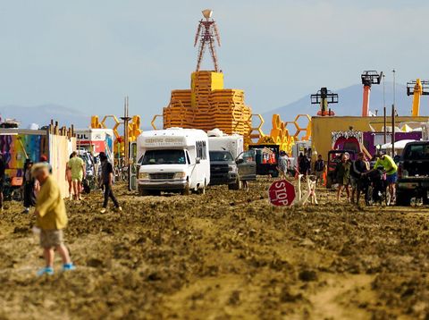 Struktur Man, yang biasanya dibakar pada Sabtu malam, tampak di atas perkemahan Burning Man setelah hujan badai lebat menyebabkan puluhan ribu orang yang menghadiri festival tahunan terdampar di lumpur di Black Rock City, di gurun Nevada 3 September 2023. (Trevor Hughes/USA Today Network via REUTERS)