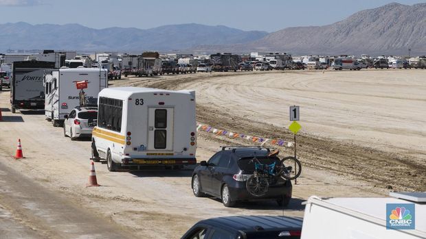 Kendaraan berbaris untuk meninggalkan festival Burning Man di Black Rock Desert, Nevada, Selasa (5/9/2023). (Monique Sady via AP)