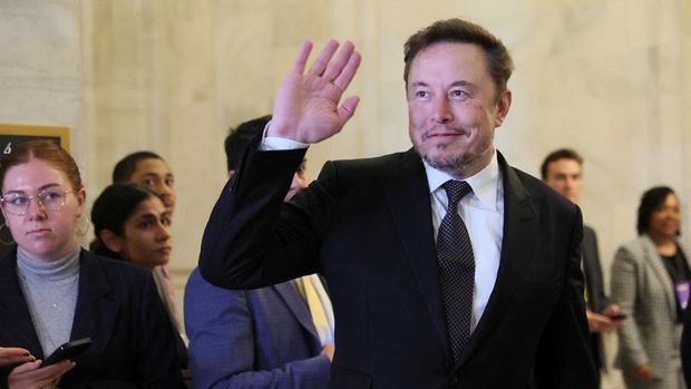 CEO Tesla Elon Musk melambai saat ia tiba di Forum Wawasan Kecerdasan Buatan (AI) bipartisan untuk seluruh senator AS yang diselenggarakan oleh Pemimpin Mayoritas Senat Chuck Schumer (D-NY) di US Capitol di Washington, AS, 13 September 2023. (REUTERS/Leah Millis)