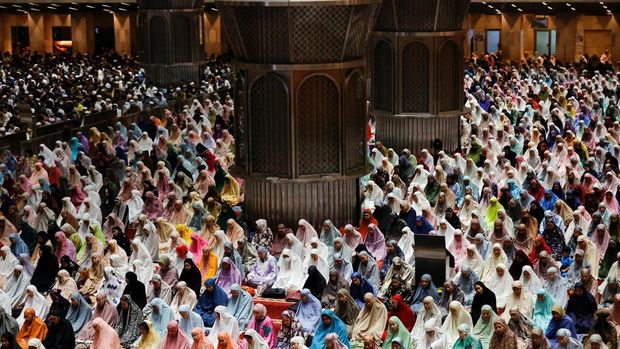 Muslim women attend mass prayers known as 'Tarawih' during the first evening of holy fasting month of Ramadan at the Great Mosque of Istiqlal in Jakarta, Indonesia, March 22, 2023. REUTERS/Willy Kurniawan     TPX IMAGES OF THE DAY