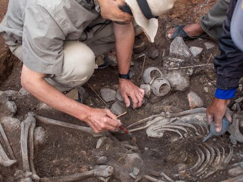Arkeolog Ungkap Misteri Makam Dukun Sakti, Ini Isi Kuburannya