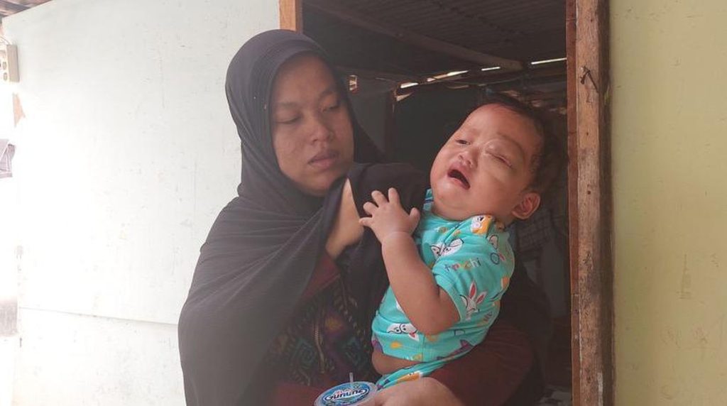 Derita & Tangis Anak Penjual Bihun Gulung Pengidap Tumor Mata