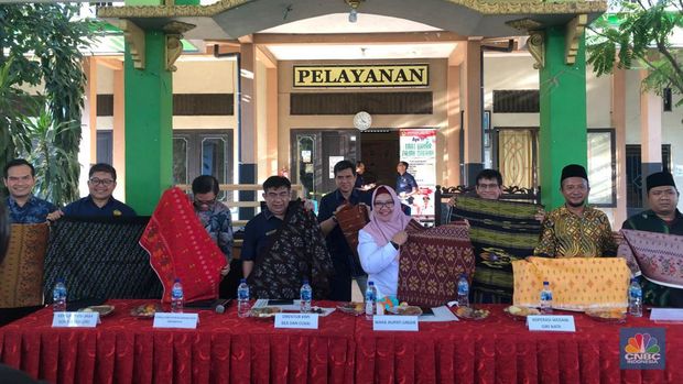 Mengunjungi Desa Devisa Wedani, Surga Kain Tenun di Gresik