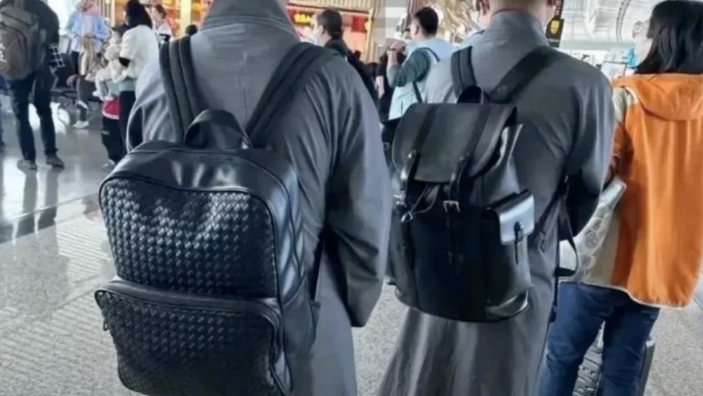 Viral Biksu Pakai Tas Branded di Bandara, Picu Debat Sengit