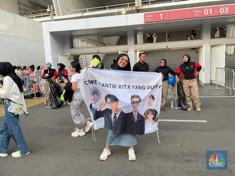 Penggemar K-Pop atau musik Korea memadati kawasan Stadion Utama Gelora Bung Karno (SUGBK), Senayan Jakarta, Sabtu (23/9/2023). (CNBC Indonesia/Shania Alatas)
