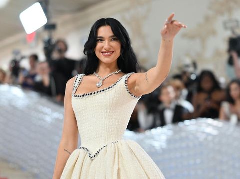 Penyanyi sekaligus penulis lagu Inggris Dua Lipa tiba dalam Met Gala 2023 di Metropolitan Museum of Art pada 1 Mei 2023, di New York. (ANGELA WEISS/AFP via Getty Images)