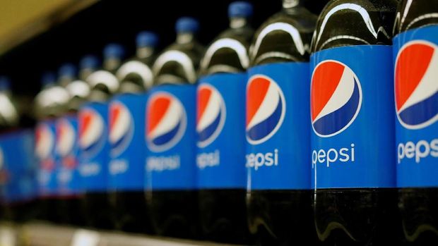 FILE PHOTO: Bottles of Pepsi are pictured at a grocery store in Pasadena, California, U.S., July 11, 2017.   REUTERS/Mario Anzuoni