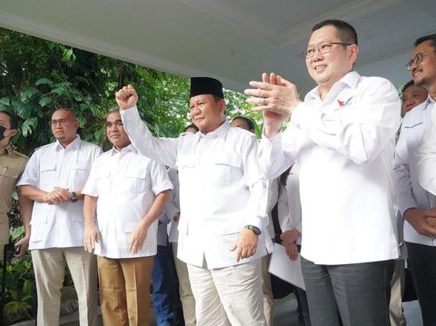 Bakal Calon Presiden Prabowo Subianto saat mengenakan jam tangan Timex Expendition Scout TW4B04700. (Instagram @Prabowo)