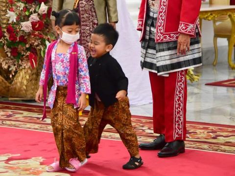 Momen Presiden Jokowi bersama cucu Sedah Mirah dan Panembahan Al Nahyan menyaksikan kirab budaya pada peringatan HUT ke-77 kemerdekaan RI, Rabu, 17 Agustus 2022. (Muchlis Jr - Biro Pers Sekretariat Presiden)