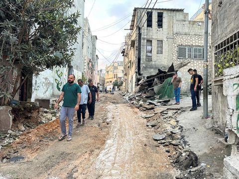 Warga Palestina memeriksa jalan-jalan yang rusak menyusul serangan Israel di Tulkarm di Tepi Barat yang diduduki Israel 24 September 2023. (REUTERS/Ali Sawafta)