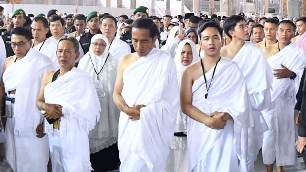 Presiden Joko Widodo dan Ibu Negara Iriana Joko Widodo bersama kedua putranya Gibran Rakabuming Raka dan Kaesang Pangarep telah menunaikan ibadah umrah pada Senin pagi 15 April 2019. (Laily Rachev - Biro Pers Sekretariat Presiden)