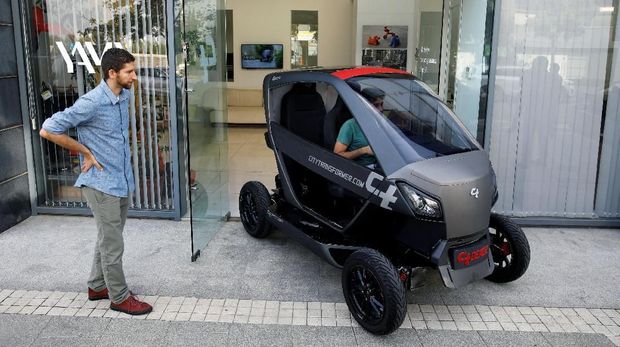 A mini electric car developed by City Transformer drives out of the company's offices during a demonstration for Reuters in Kfar Netter, near Tel Aviv, Israel November 20, 2018. Picture taken November 20, 2018 REUTERS/Amir Cohen