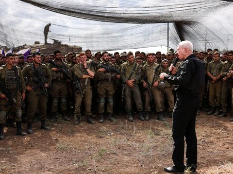 Menteri Pertahanan Israel Yoav Gallant bertemu tentara di lapangan dekat perbatasan Israel dengan Jalur Gaza, di Israel selatan 19 Oktober 2023. (REUTERS/Ronen Zvulun)