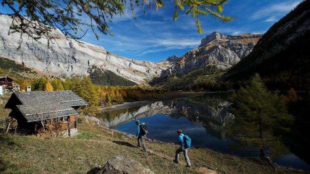 People enjoy a warm autumn day near a lake in Derborence, Switzerland, October 25, 2018.  REUTERS/Denis Balibouse