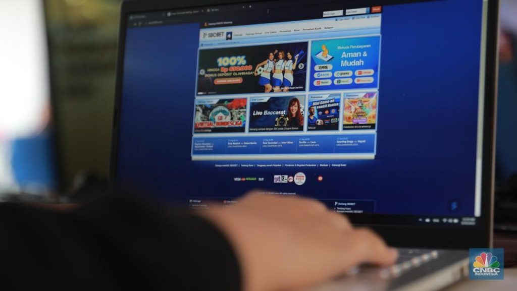 Warga RI Pakai Pinjol Buat Judi Online, OJK Buka Suara