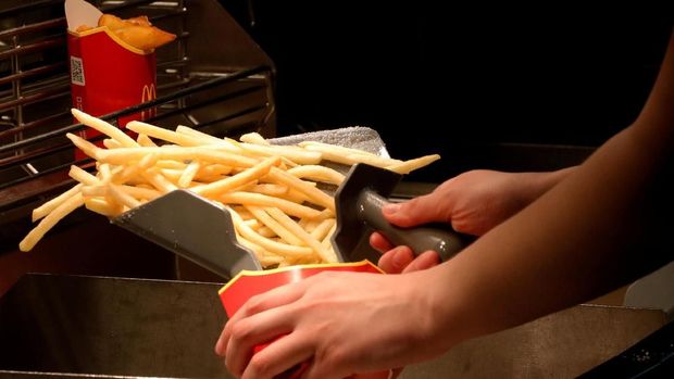 FILE PHOTO: An employee cooks French fries at a McDonald's restaurant in Moscow, Russia April 24, 2018. Picture taken April 24, 2018. REUTERS/Tatyana Makeyeva/File Photo