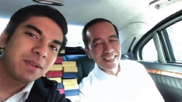 Menpora Malaysia Syed Saddiq saat nge-vlog dengan Jokowi. (Foto: Instagram)