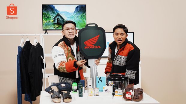 Empat orang berhasil memenangkan hadiah grand prize mobil Big Flash Sale.