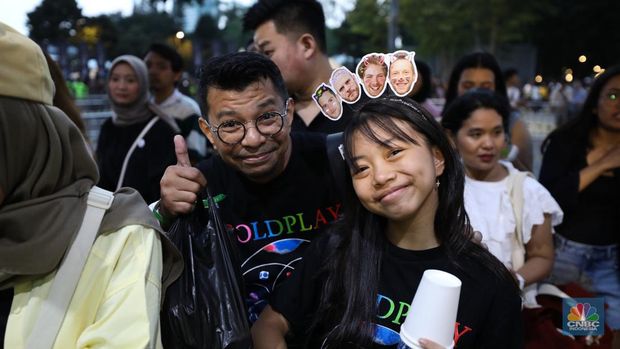 Penonton konser Coldplay di Stadion Utama Gelora Bung Karno terlihat padat, Rabu (15/11/2023). (CNBC Indonesia/Tri Susilo)