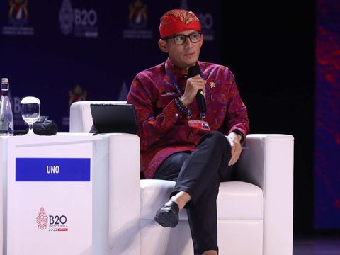 Menteri Pariwisata Sandiaga Uno dalam acara Talk show B20 Summit di BNDCC Nusa Dua Bali, Minggu (13/11/2022). (CNBC Indonesia/Tri Susilo)