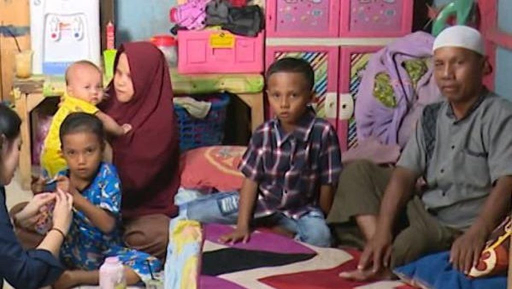 Tanpa Kedua Mata, Wanita Pengupas Bawang Jadi Pelita Keluarga
