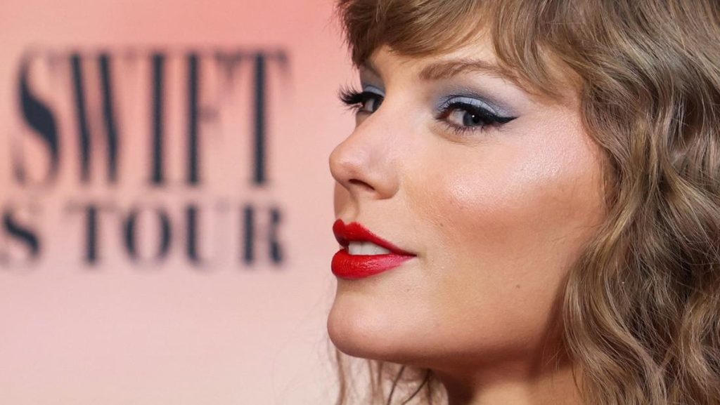 Taylor Swift Pamer Kemesraan dengan Travis Kelce usai Konser
