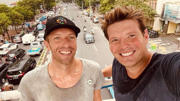 Tiba di Jakarta, Chris Martin Coldplay Pamer Jalan Nyeker