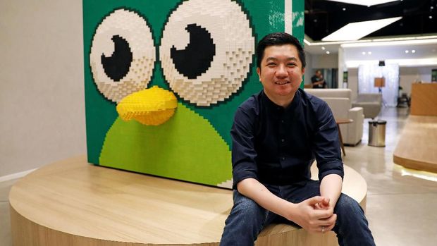 Founder and CEO of Indonesian e-commerce firm Tokopedia, William Tanuwijaya, gestures as he talks during an interview at Tokopedia headquarters in Jakarta, Indonesia, July 25, 2019. Picture taken July 25, 2019. REUTERS/Willy Kurniawan
