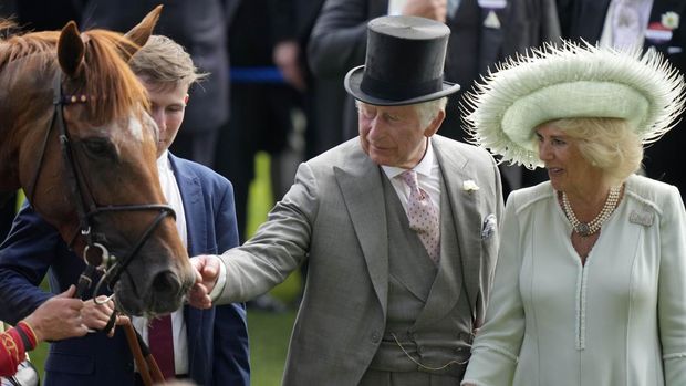 Kaisar Jepang Naruhito didampingi Permaisuri Masako berbicara dengan Presiden Indonesia Joko Widodo dan Iriana Joko Widodo pada pertemuan mereka di Istana Kepresidenan di Bogor, Indonesia, 19 Juni 2023. (ADI WEDA/Pool via REUTERS)