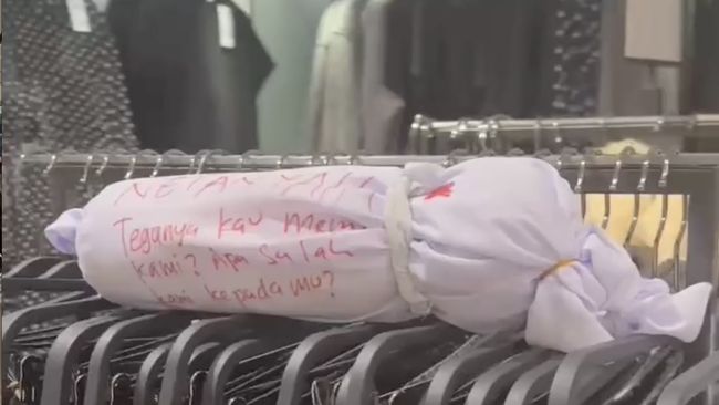 ZARA di PIM Digeruduk, Pendemo Bawa Replika Jenazah Bayi