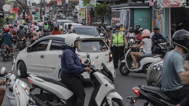 Sandiaga Tak Setuju Bali Disebut Overtourism, Penuh Orang karena Ini