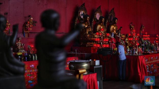 Warga Tionghoa Indonesia beribadah di Vihara Dharma Bakti Petak Sembilan, Jakarta, Senin, (4/2/2019). Menjelang perayaan Imlek Vihara Dharma Bakti mempersiapkan untuk umat melakukan  peribadatan. Perayaana Imlek 2570 akan dilaksanakan pada hari selasa, 5 Februari 2019, yang merupakan Tahun Babi Tanah.  (CNBC Indonesia/Andrean Kristianto)