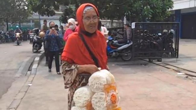 Terus Semangat, Nenek Solati Bertahan Hidup dengan Berjualan Kerupuk