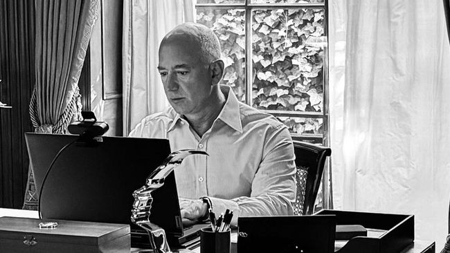 Jeff Bezos Hartanya Unlimited, tapi Masih Pakai Meja Butut