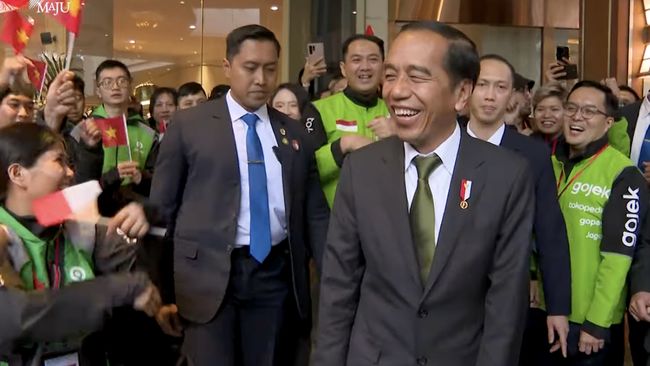 Ratusan WNI & Mitra Driver Gojek Sambut Jokowi di Hanoi