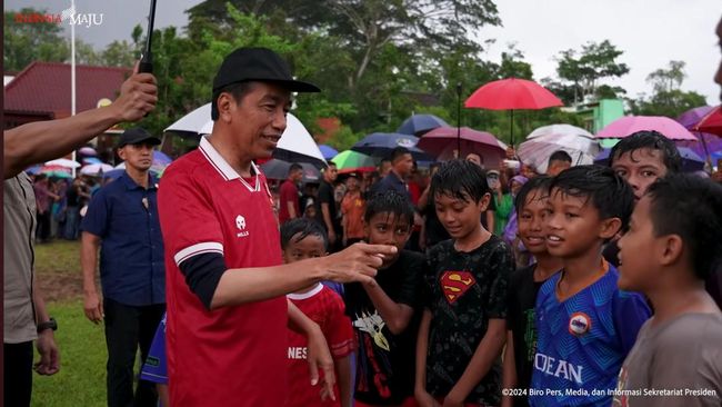 Main Bola Hujan-hujanan, Ini Pesan Jokowi Jelang Timnas Vs Australia