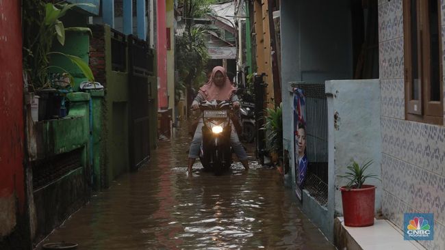 Bahaya! Jangan Lakukan 5 Hal Ini Saat Petir & Hujan Badai
