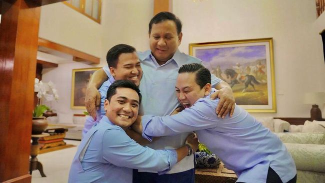 Potret Prabowo Pamer Keakraban dengan 3 Bujang Terdekatnya