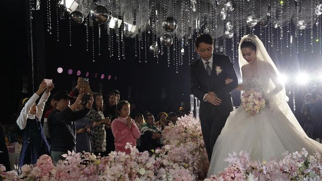 Viral Pernikahan Crazy Rich China, Pengantin Pakai 100 Gelang Emas