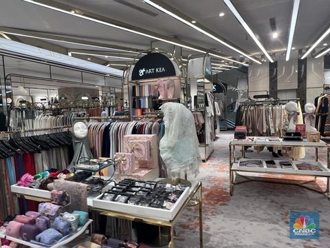 Sejumlah model tampil menggunakan koleksi terbaru karya fesyen desainer dalam acara Metro Festive Raya Fashion Show 2024 di Plaza Senayan, Jakarta, Kamis (21/3/2024). (CNBC Indonesia/Faisal Rahman)