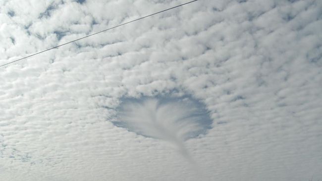 Fenomena Awan Bolong di Langit Dikira UFO, Ini Penjelasannya