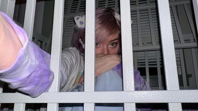 Wanita Ini Terobsesi Jadi Anjing, Pilih Tidur di Kandang