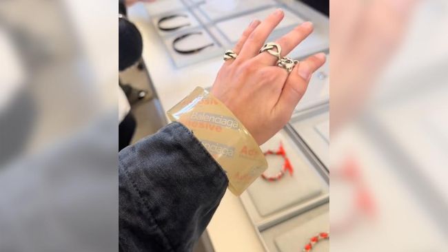 Viral Balenciaga Luncurkan Gelang Lakban, Harga Rp51 Juta