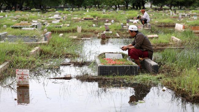 Hanya Ada di RI, Ini Alasan Warga Melakukan Tradisi Nyekar di Kuburan