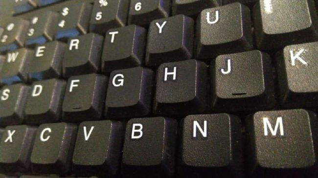 Puluhan Karyawan Bank Dipecat, Pura-pura Kerja Pakai Keyboard Palsu