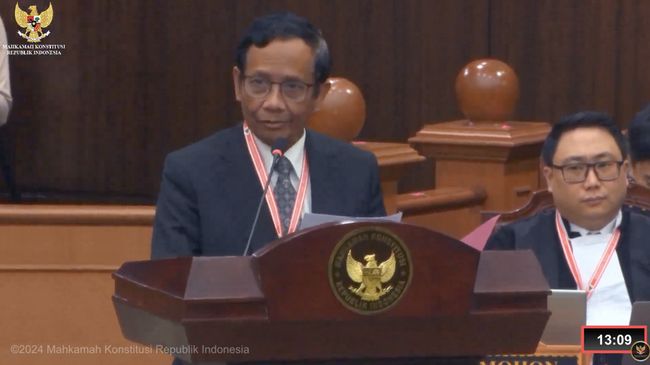 Mahfud MD Sentil Nadiem Soal Pramuka: Tolong Pak!