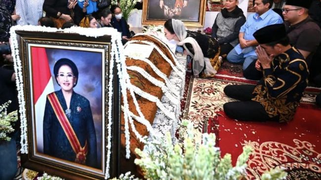Di Rumah Duka, Jokowi Puji Mooryati Soedibyo sebagai Tokoh Nasional