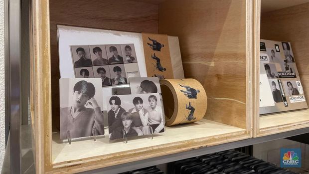 BTS POP-UP: MONOCHROME di METRO Department Store, Gandaria City. (CNBC Indonesia/Rindi Salsabilla)