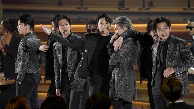 BTS Terseret Polemik, ARMY Marah Kirim Truk Protes ke HYBE